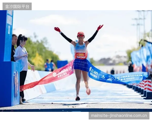 女子马拉松选手赤脚跑完全程！全网震撼